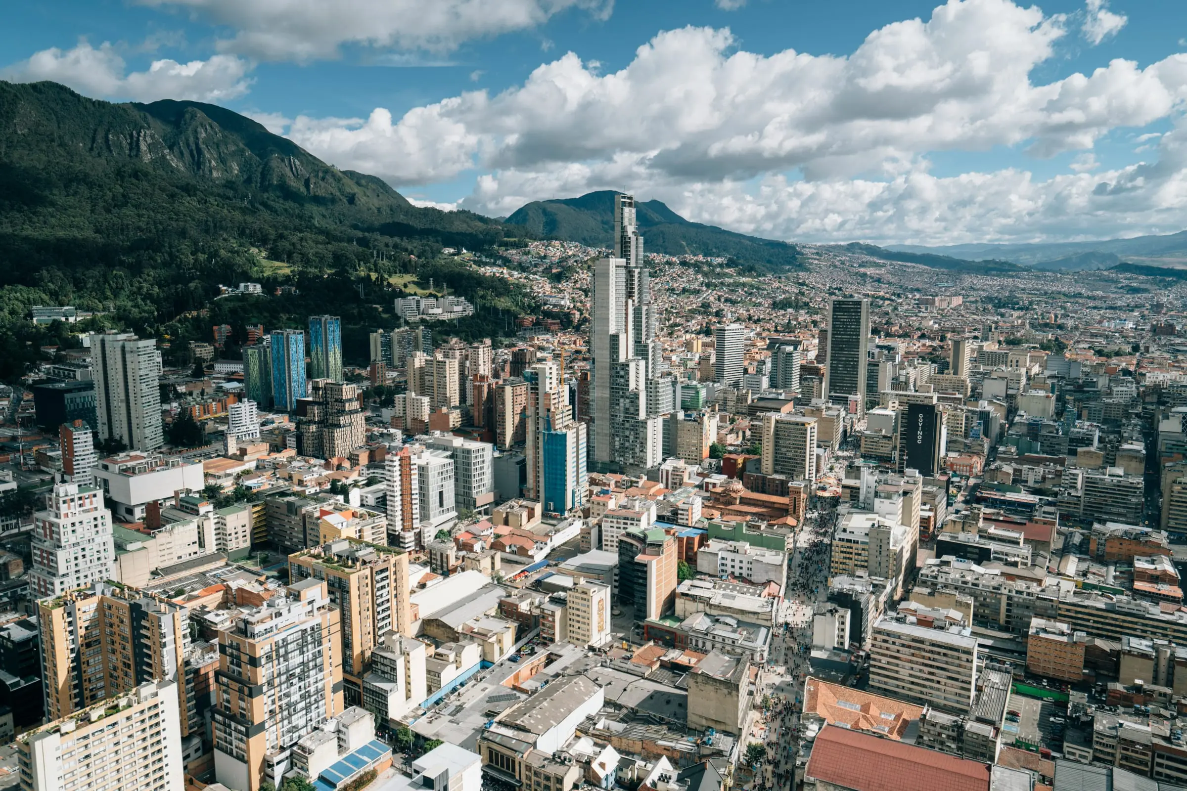 Ciudad colombiana con edificios y copropiedades
