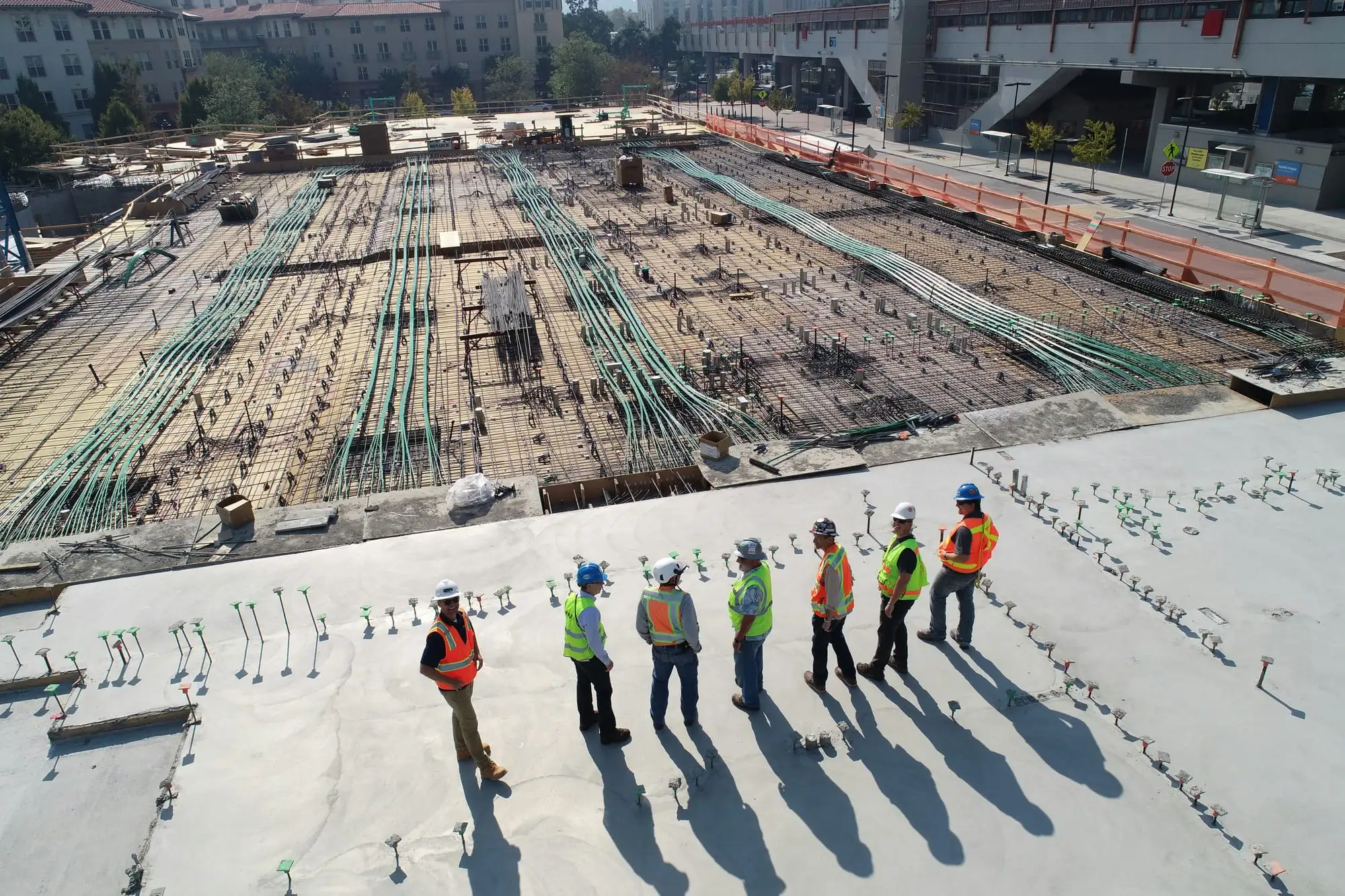 Ingenieros revisando el avance de una obra en construcción